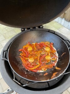 Shakshuka klaar maken op de BBQ