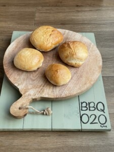 Brood Bolletjes geserveerd op een mooie houten plank