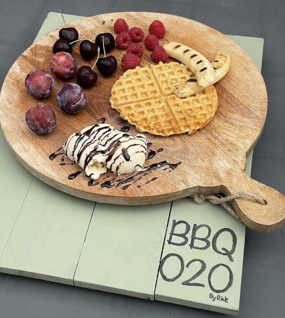 Wafels met Gegrilde Banaan geserveerd op een mooie houten plank